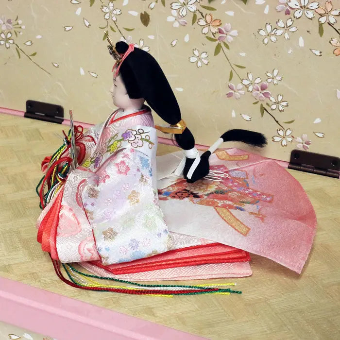 A storage style with a good frontage of 40 cm. Hina dolls, Menkoi