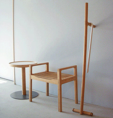 竹馬のようなコートハンガー「TAKEUMA タケウマ」 -テオリ TEORI