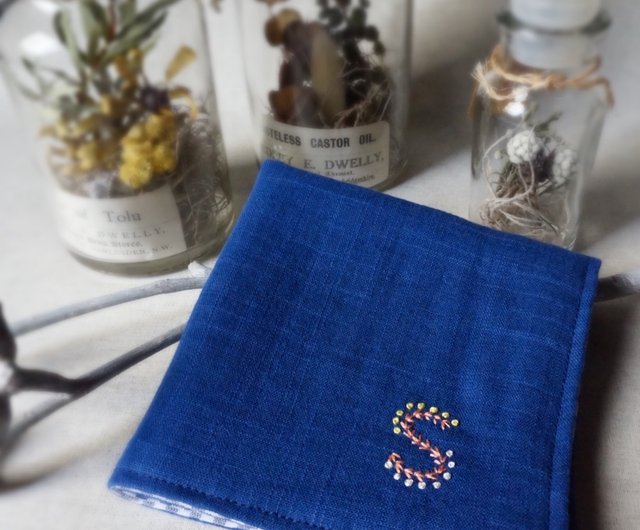 手刺繍入り4重ガーゼハンカチ イニシャルA~Z 1(受注制作) ayaka-kas