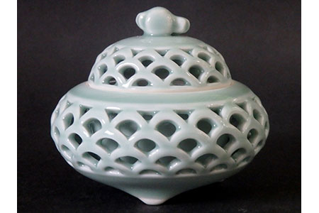 伊万里焼】青磁蕪型青海波透かし彫り香炉【市川冬山窯】 037-H1226