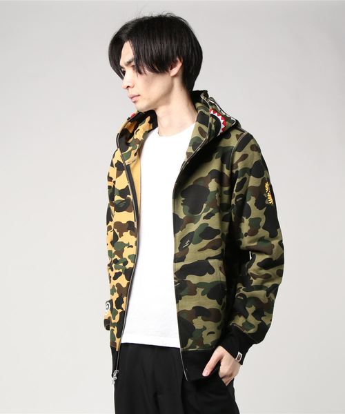 A BATHING APE（アベイシングエイプ）の「1ST CAMO HALF SHARK FULL