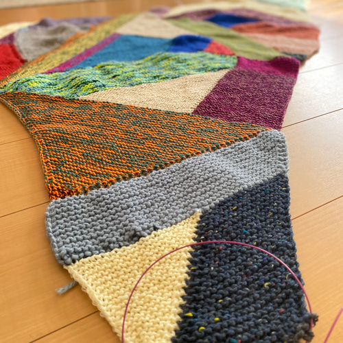 レトロカラーの手編みアートブランケット ソファやベッドに