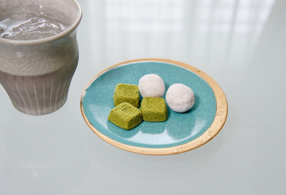 菓子皿（銘々皿） 亀甲貫入 ブルー×金彩 サイズS 小皿 陶仙窯 通販