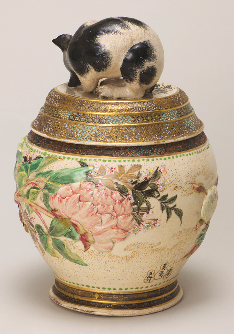 眞葛焼 高浮彫牡丹に眠猫覚醒蓋付水指 | 神奈川県立歴史博物館