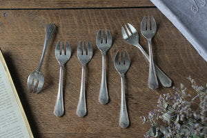 2本あり！牡蠣のためのオイスターフォーク（13cm） フランス