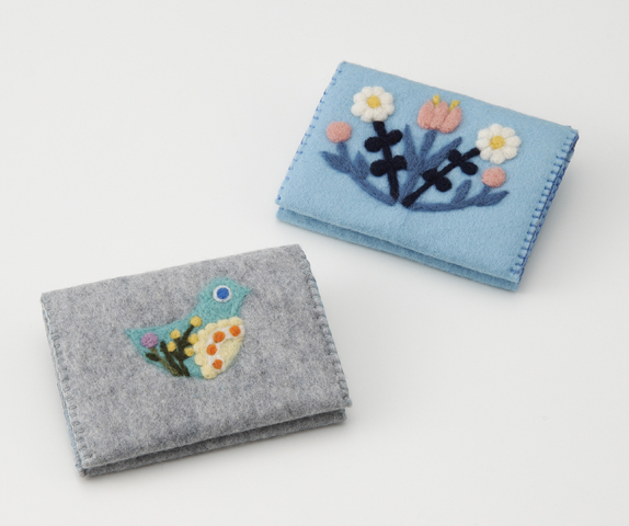 羊毛刺しゅうのパスケース | 手作りレシピ | クロバー株式会社