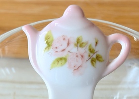 イマン ダイアナローズ 陶器 ティーポット型茶さじ － フレンチ