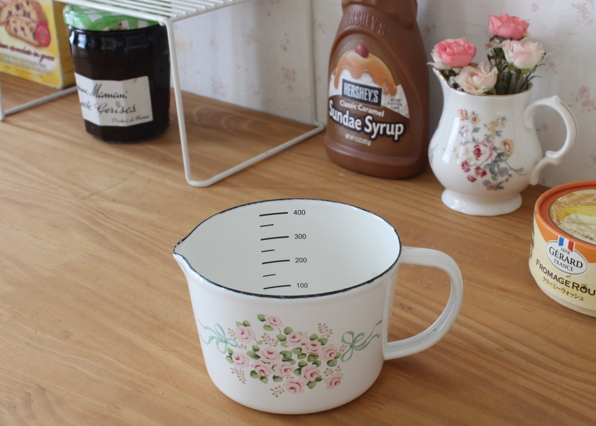 イマン エマ ホーロー メジャーカップS － フレンチカントリーのバラ柄