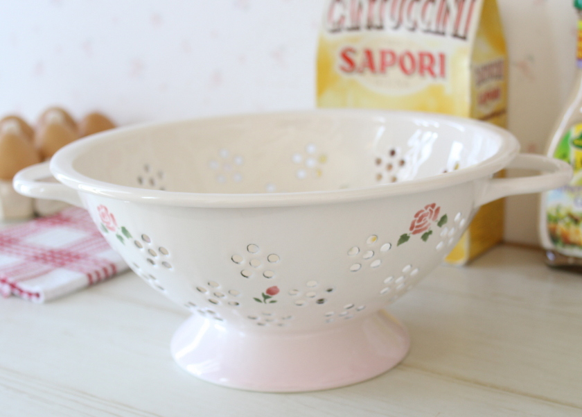 マニーローズ ホーロー コランダー － フレンチカントリーのバラ柄