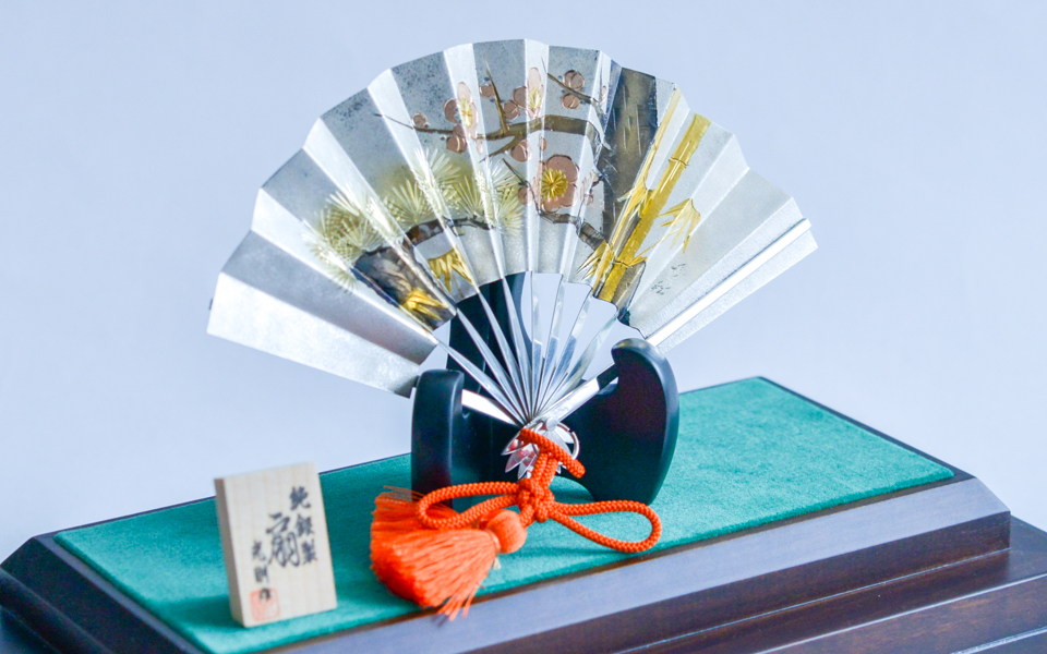 送料無料】 銀製 扇子 松竹梅 D 7.0号・68g ガラスケース付き / 光則