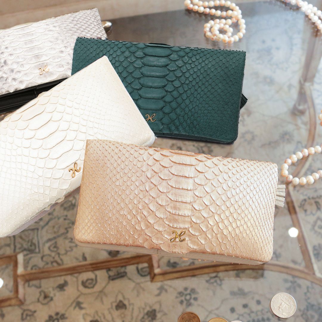 傳濱野】幸福感あふれるゴールド金具をあしらった。パイソン革の