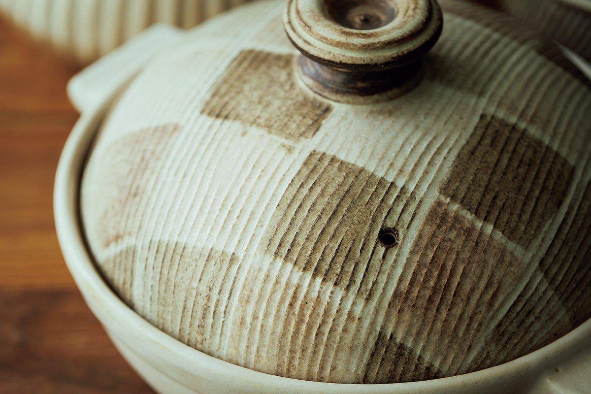 内田可織》の土鍋優美なデザインと柔和なフォルム | Discover Japan