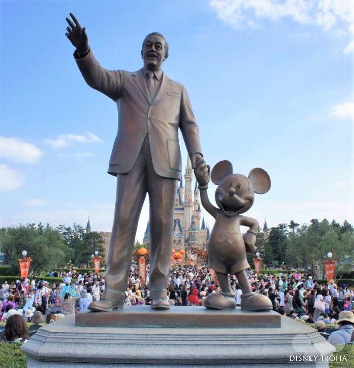 パークにウォルト・ディズニーのブロンズ像がある理由とは？名前の由来も