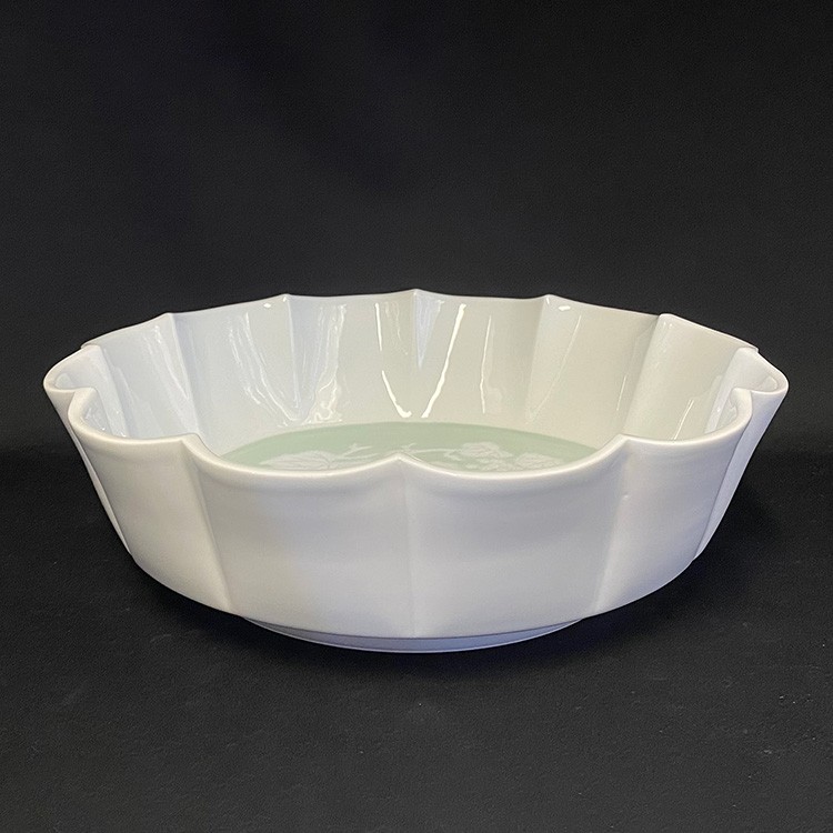 井上萬二]陶芸『白磁緑釉染葡萄彫文花形花器』: JALショッピング｜JAL