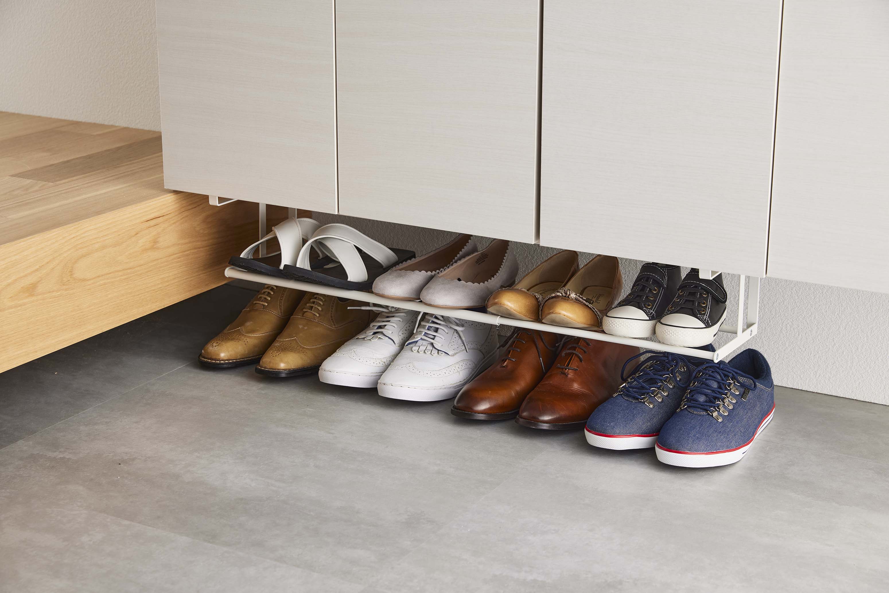 浮かせる伸縮シューズラック タワー ホワイト(ホワイト): YAMAZAKI