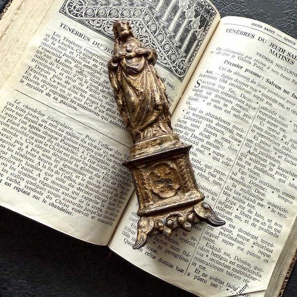 聖心のイエスキリストの台座付き聖像 - Eggplant