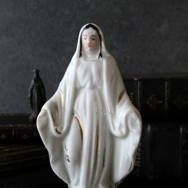 白磁の聖母マリア像 - Eggplant