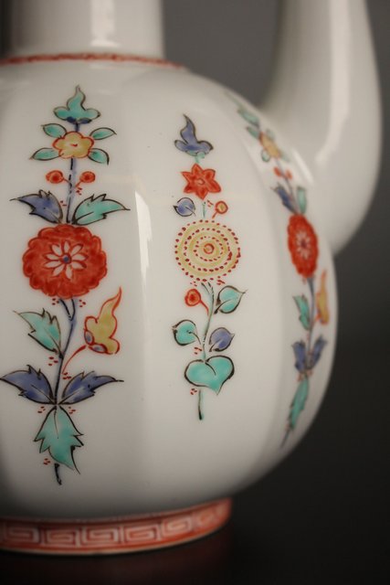 13代 酒井田 柿右衛門 錦唐花文水注 K506｜骨董店 のびる 古美術 骨董