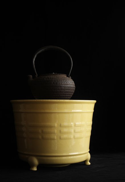 帝室技芸員 三代 清風与平 黄玓磁算木瓶掛 P224｜骨董店 のびる 古美術