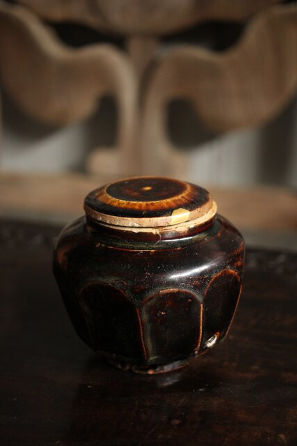 朝鮮李朝 飴釉蓋付面取壺 P523｜骨董店 のびる 古美術 骨董 和風建具