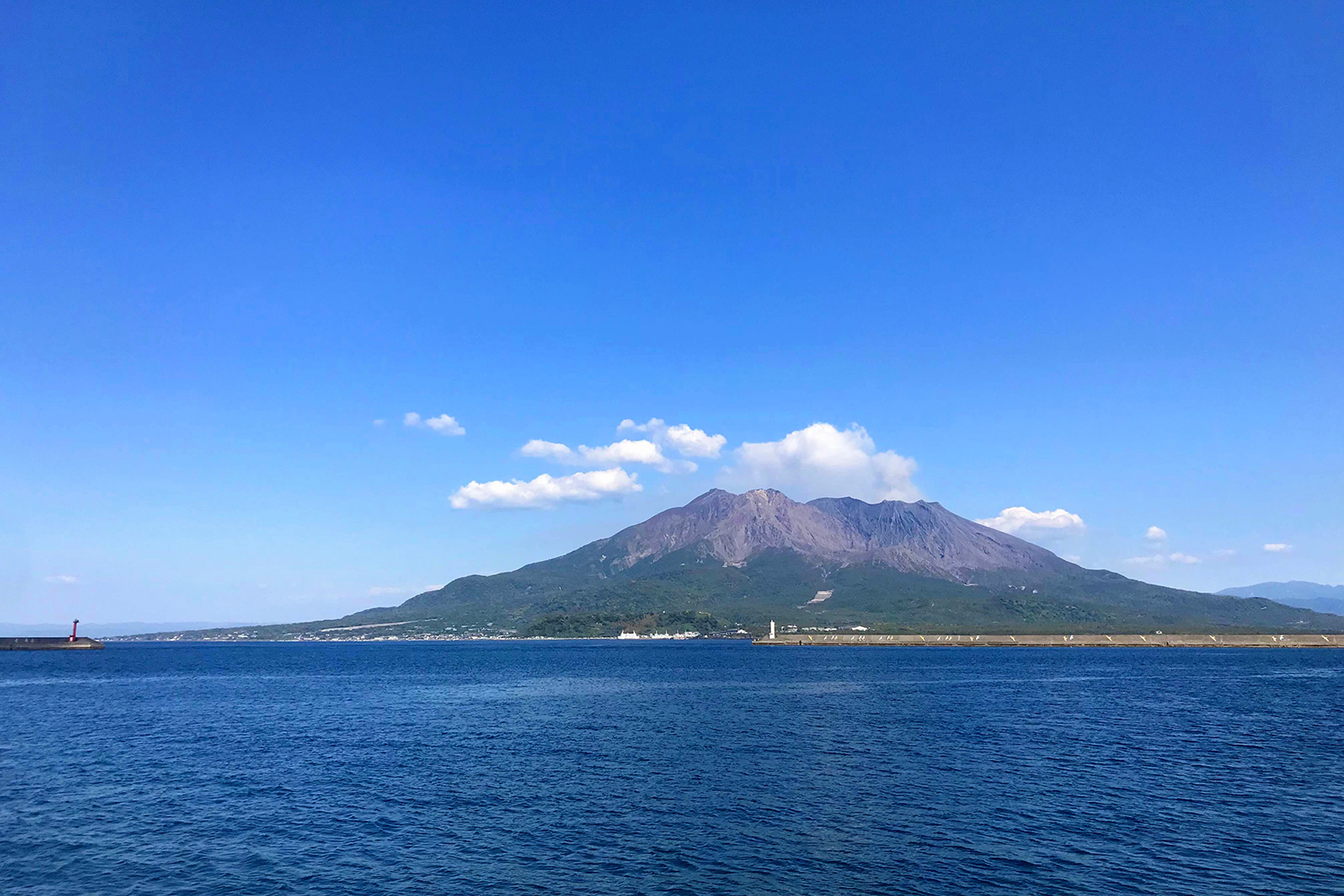 噴火は日常茶飯事？！活火山の「桜島」を感じられる桜島一周 自転車の