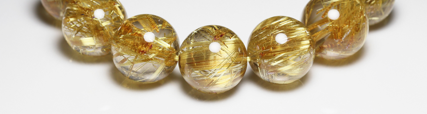 ルチルクォーツ辞典 | 金色の輝きを放つ天然石の王様「ルチルクォーツ