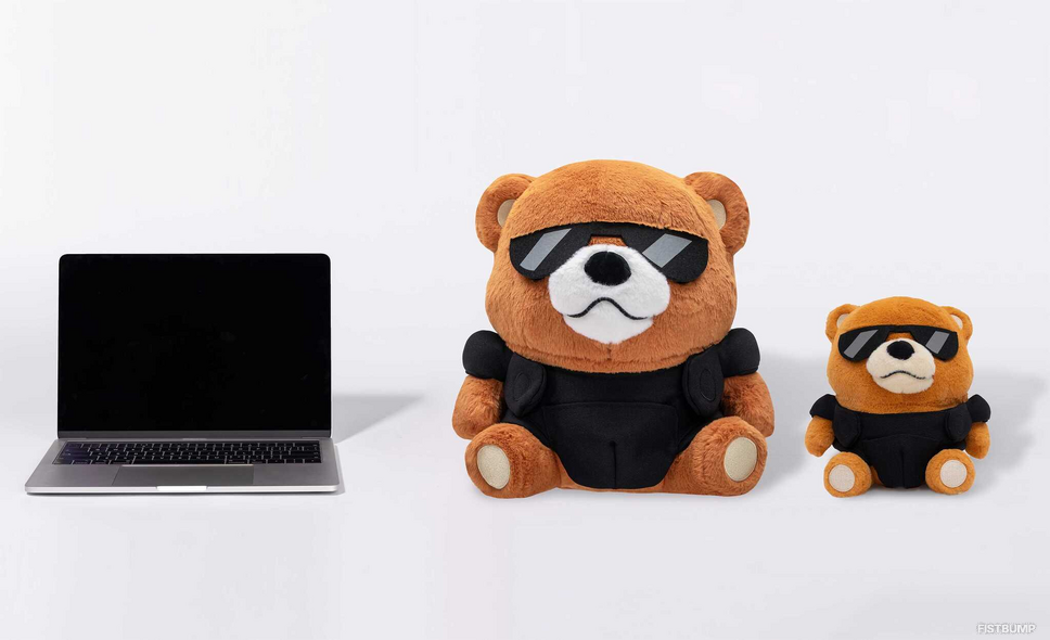 待望の「ウィングマン」ぬいぐるみがRiot Store Japanに登場！戦略ベア