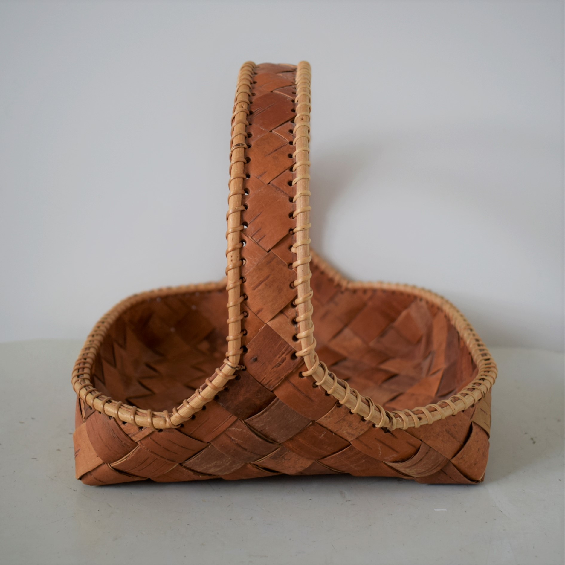 白樺の取っ手付きトレイ・バスケット / 根かがりのかご / 白樺細工