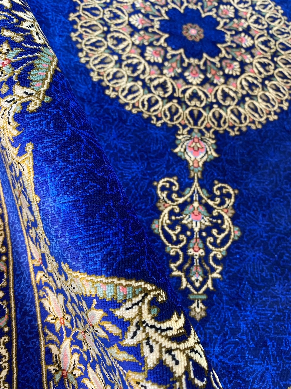 ペルシャ絨毯【シルク】クム 86x58cm *3399MZ | ペルシャ絨毯専門店