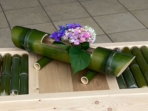 竹の花器」で玄関が華やかに | ふじの郷