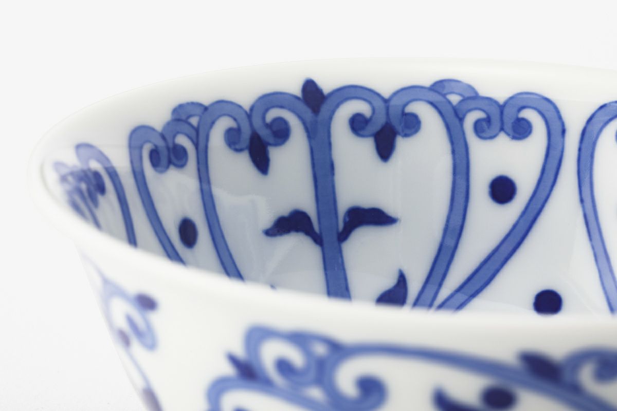 染付菊唐草 秋型飯碗 | 有田焼 深川製磁｜公式オンラインストア