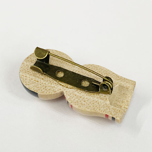 こけスブローチ