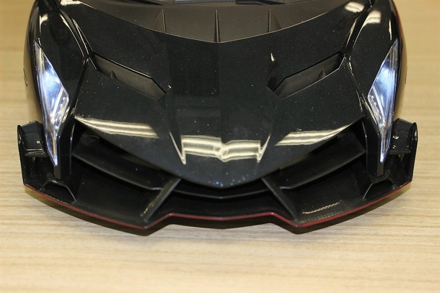 黒いヴェネーノ」が登場！ 緻密に再現された1/10のランボルギーニ