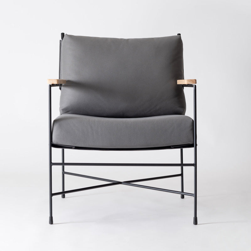 レザー風ファブリックと天然木アームが映えるラウンジチェア 1人掛け