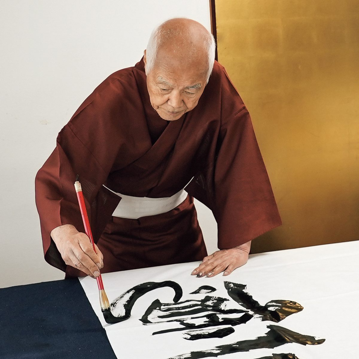 一郷一会展」郷ひろみの言葉を、墨の魔術師・金田石城が描く | GOETHE