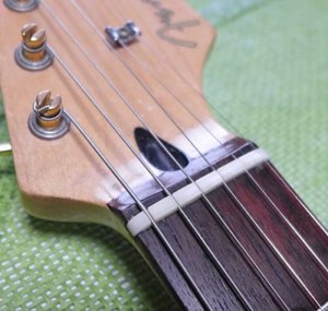 ストラトキャスターのナット交換 | ギター改造ネット