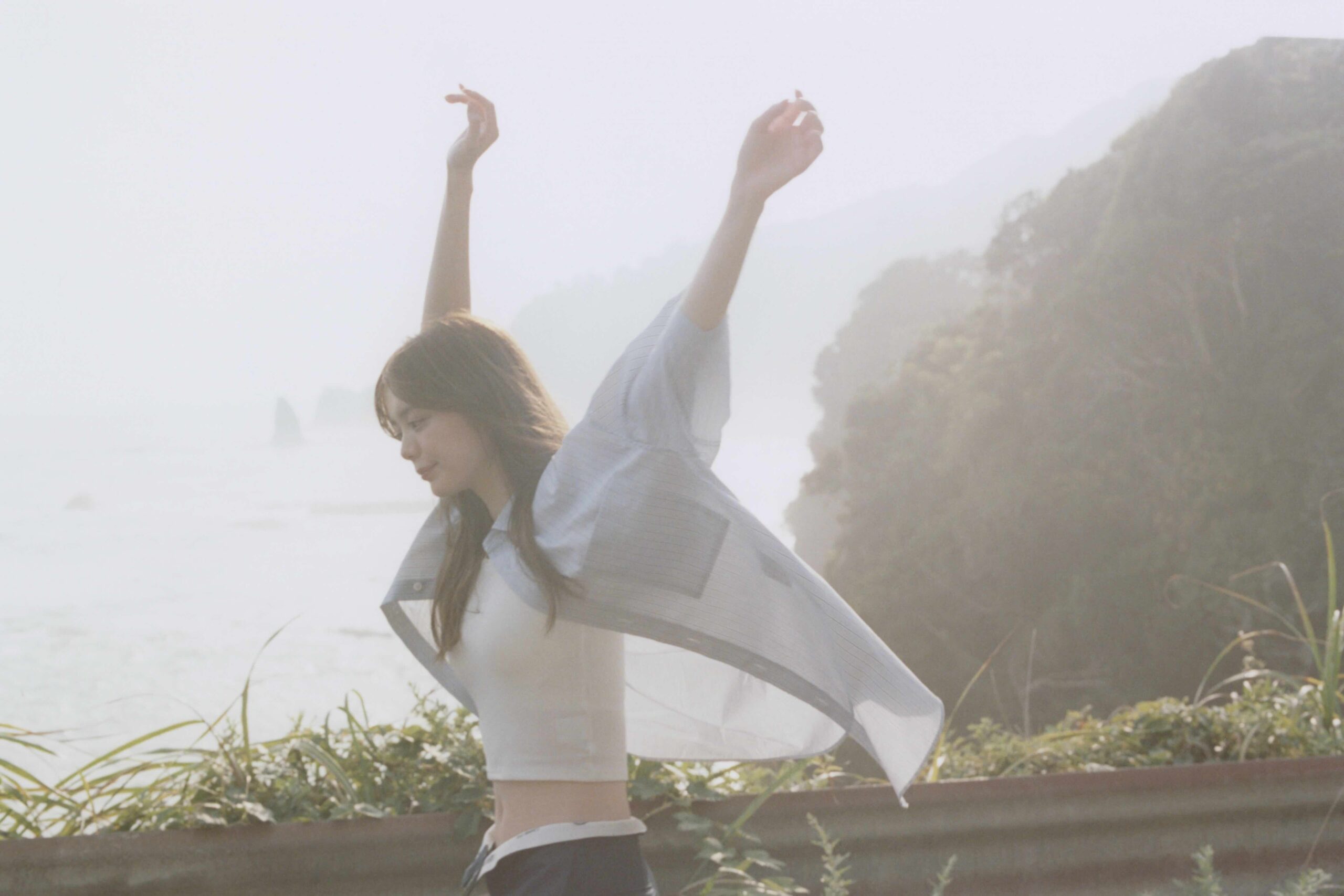 紺野彩夏写真集 透 – guilloche inc.