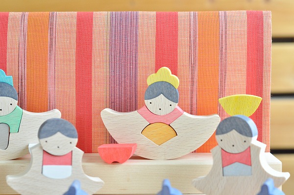 雛人形 遊プラン・小黒三郎 銀杏円びな五段飾り 垂幕 赤 木のおもちゃ