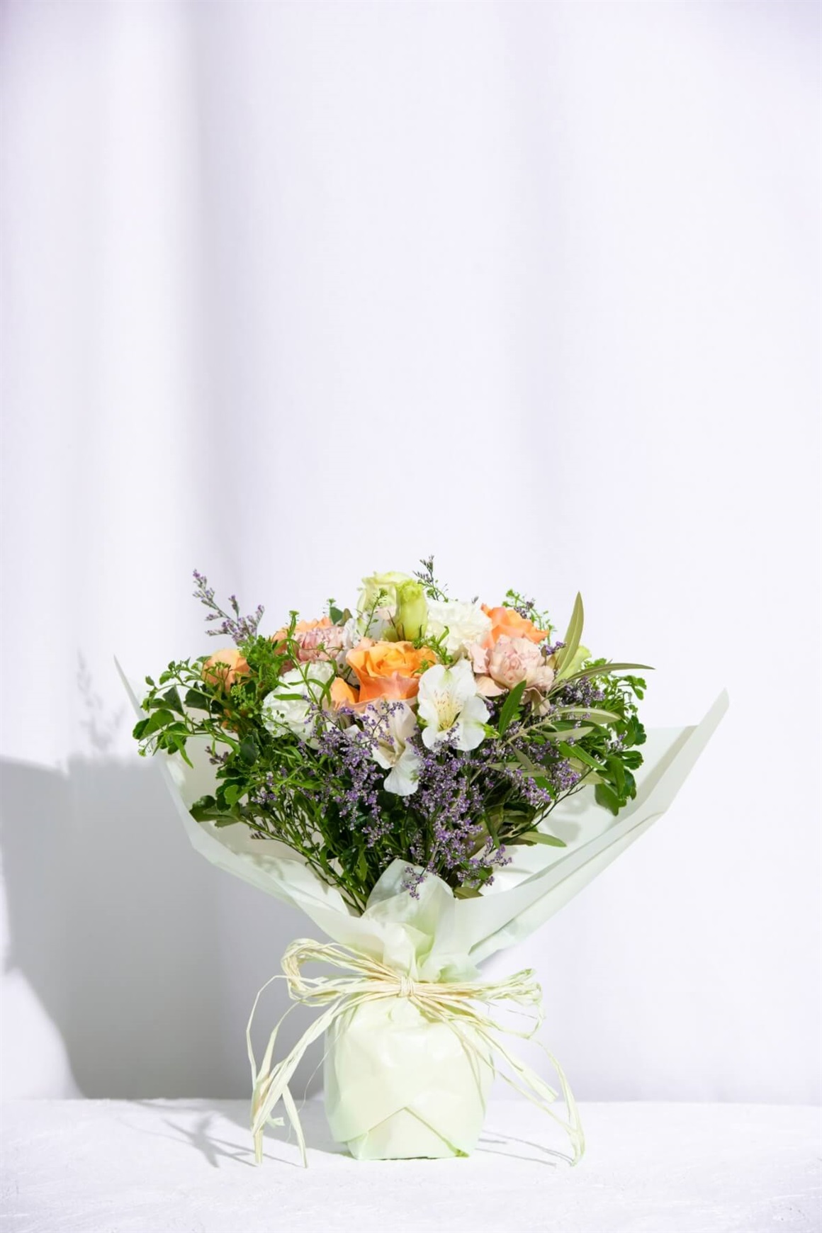 お祝いや歓送迎会に】 季節のおまかせブーケ M | 花のギフト通販なら花