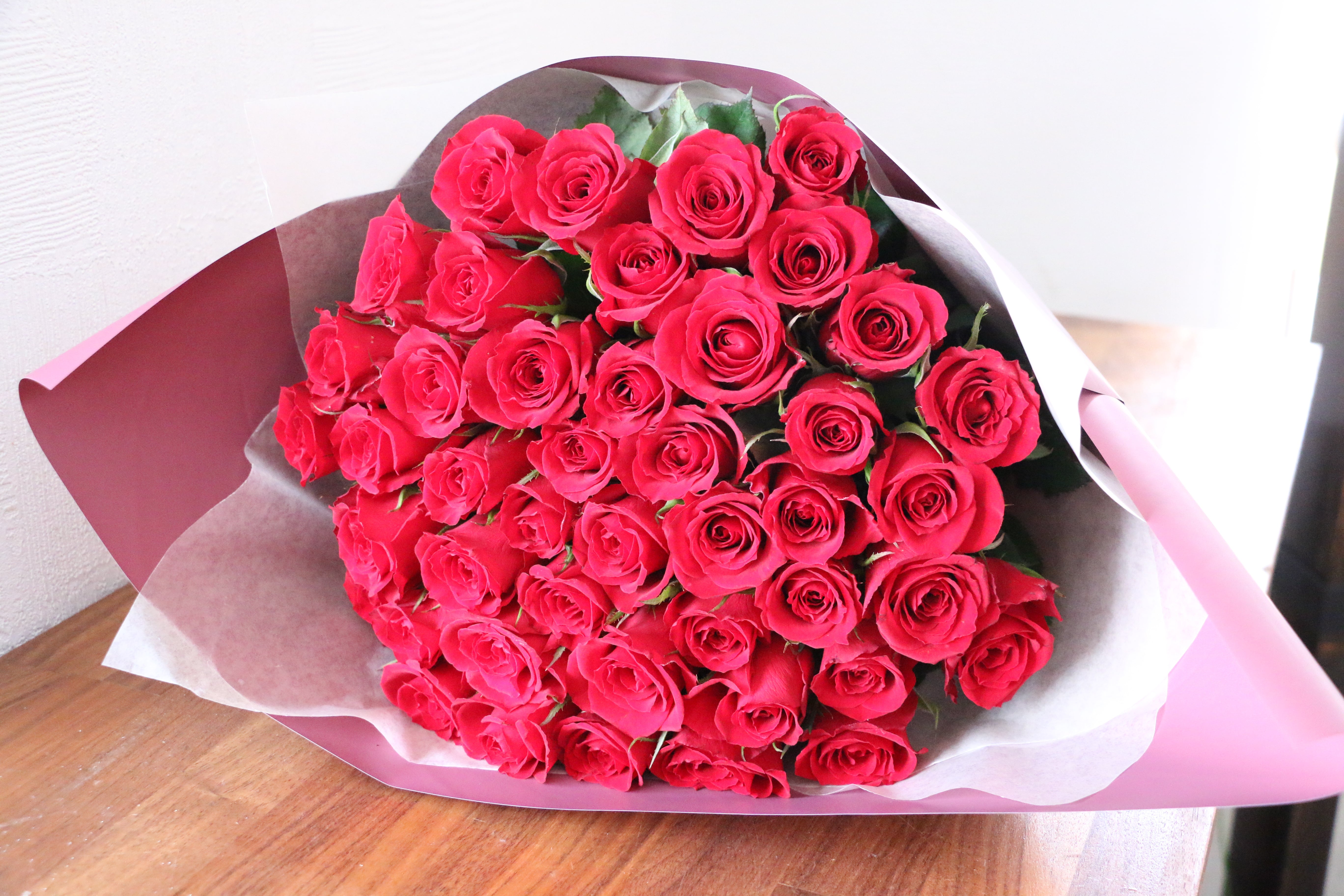 44本の赤いバラの花束-変わらぬ愛 – 花・花束の通販サイト｜HanaTaku