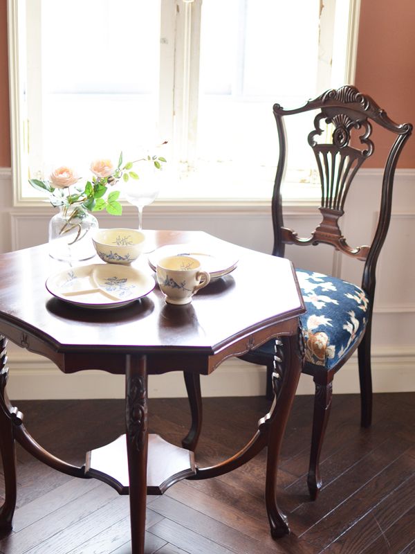 英国で出会った豪華なチェア、マホガニー材のアンティーク サイド