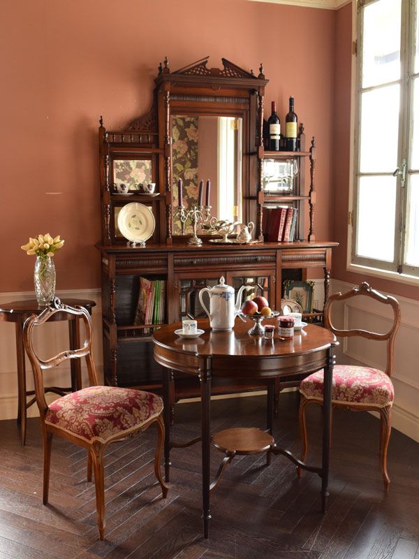 煌びやかなアンティーク家具、マホガニー材を使ったパーラー