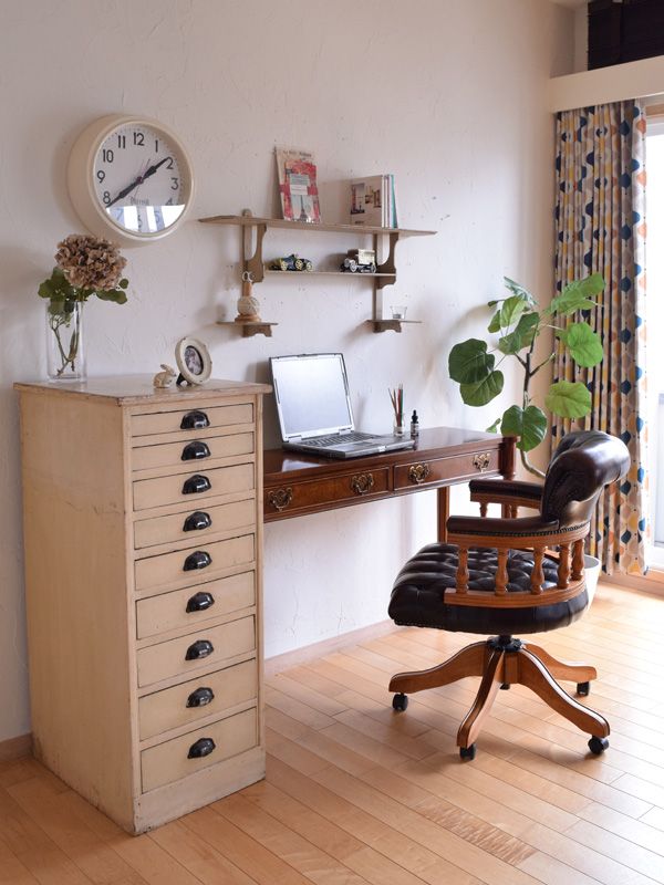 英国アンティークの書斎ができる、カッコいいデスクチェア