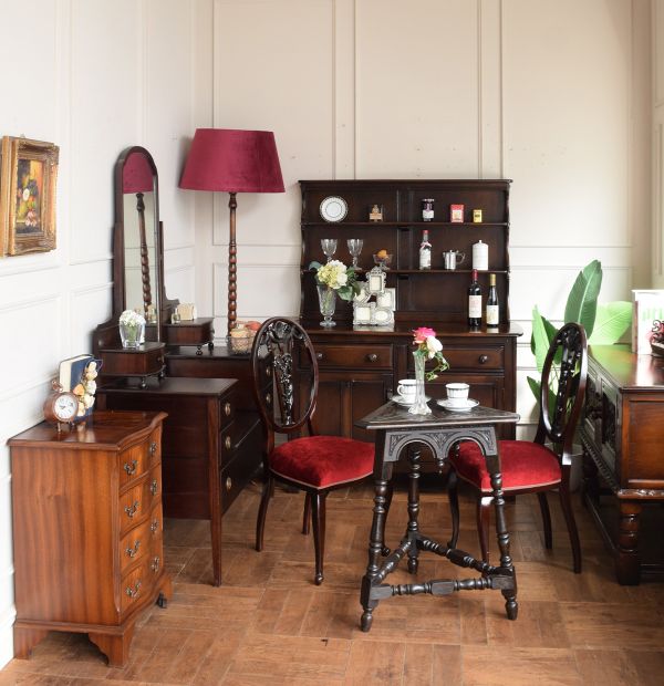 大きなミラーが姿見になるアンティークのドレッサー、イギリスから届い