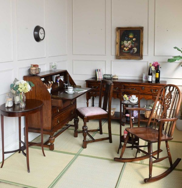 アンティークのケーキスタンド、英国の小さくて折り畳みができるスリー