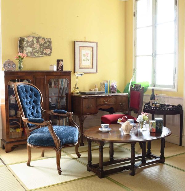 英国アンティークのテーブル、透かし彫りが美しいウォールナット材の