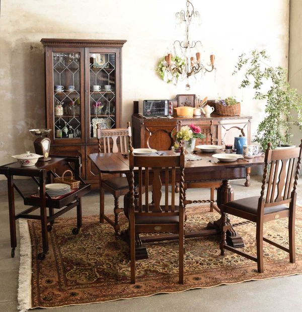 英国アンティークのおしゃれな家具、浮彫が美しいオーク材のサイド