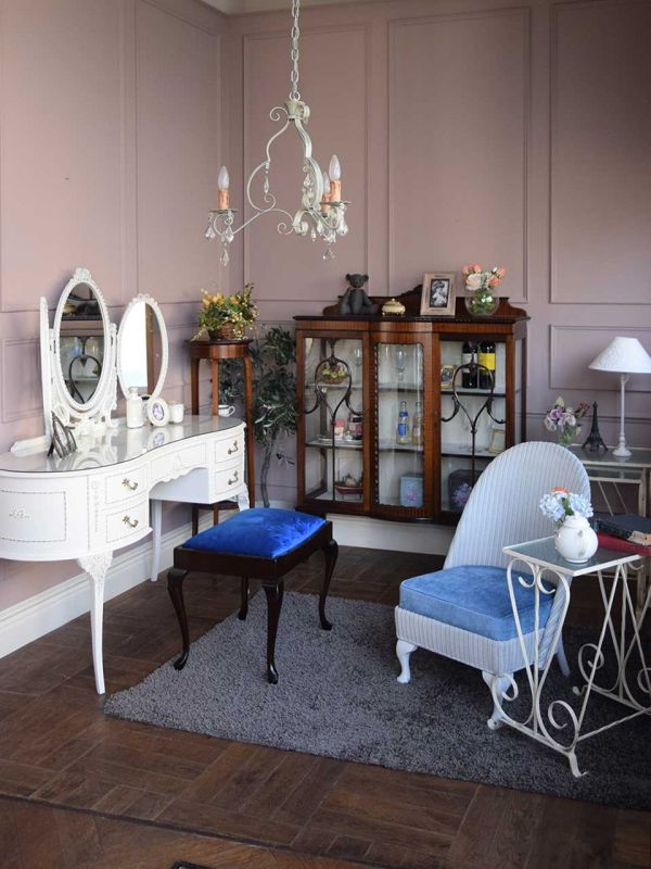 フランスの白いアンティークテーブル、アイアン脚が美しいガラス天板の