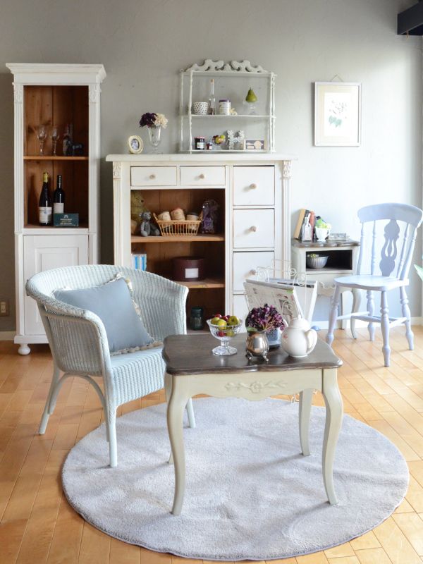 アンティーク調のツートーン仕上げの家具、シャビーシックな猫脚の