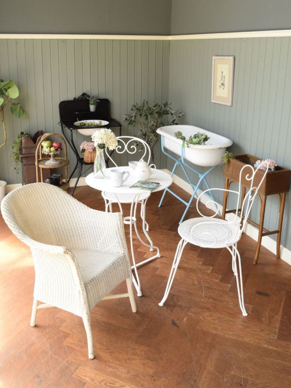 フランスから届いた白いアンティークのテーブル、お庭で楽しめる